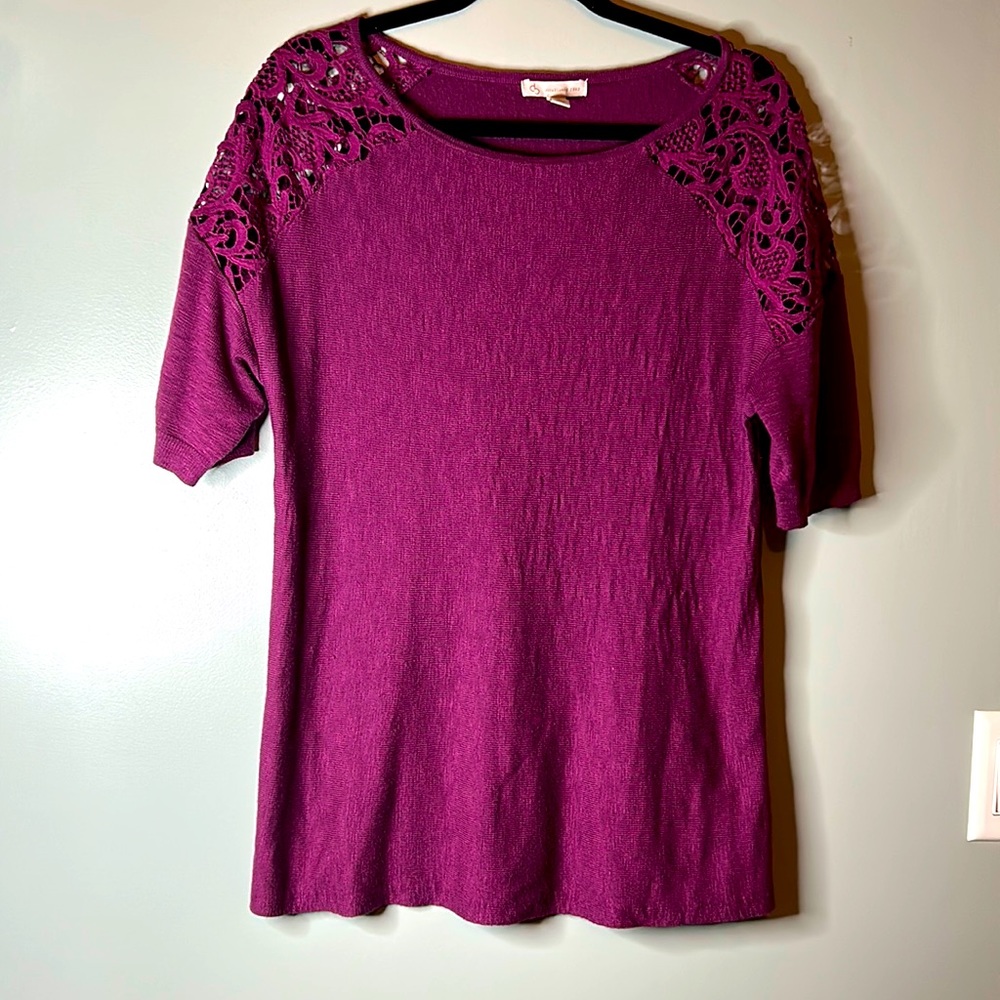 Women’s large shirt sleeves shirt.  Size large.